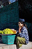 Myanmar - Kyaikhtiyo, food sellers 